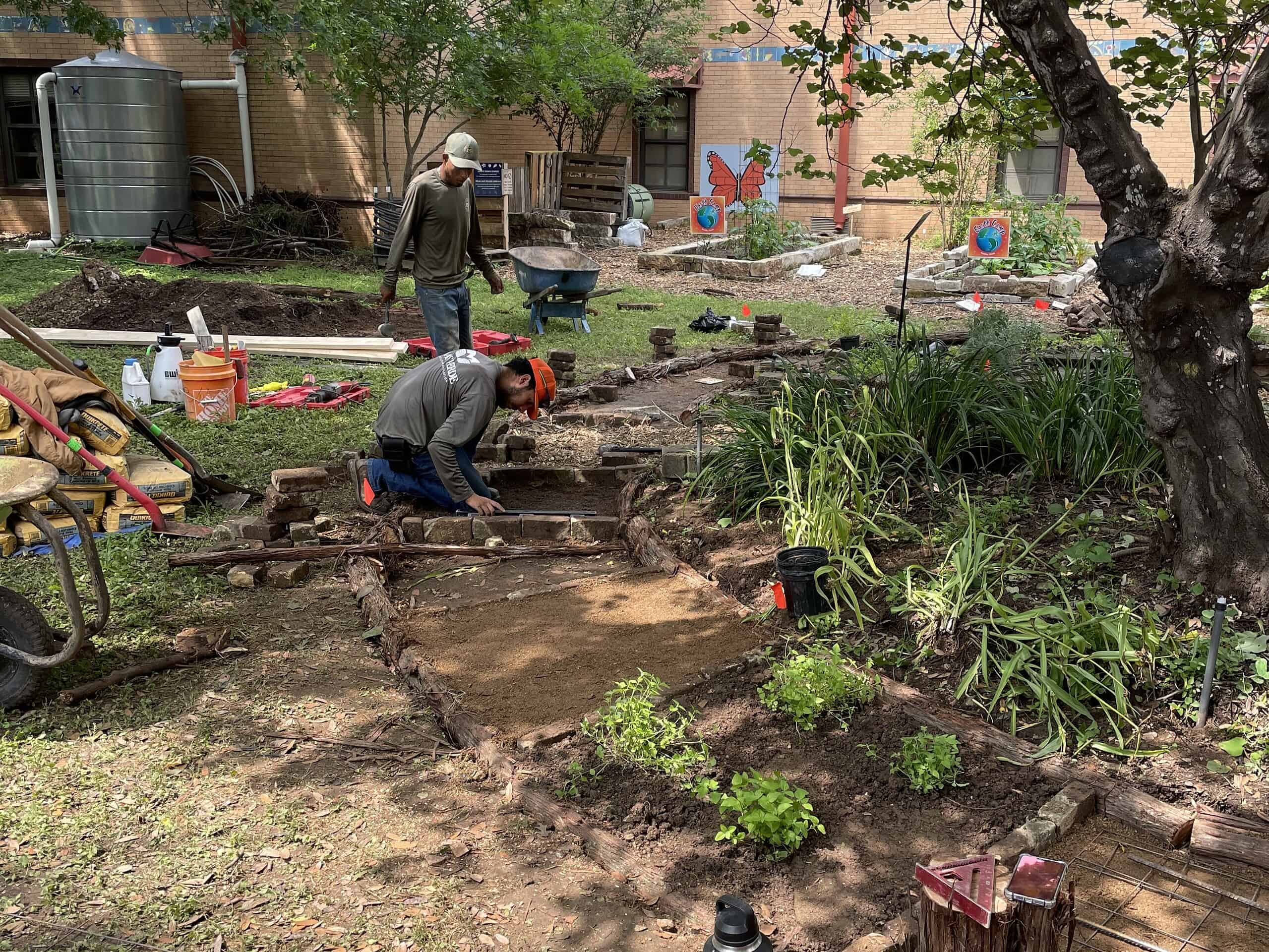 maas verde workers installing walkway